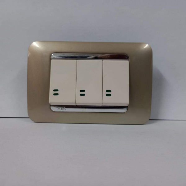 INTERRUPTOR TRIPLE BEIGE DUET PLACA ORO RIBETE PLATA.