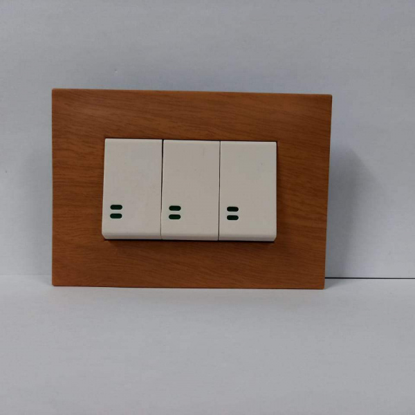 INTERRUPTOR TRIPLE BEIGE SILUM PLACA PINO.